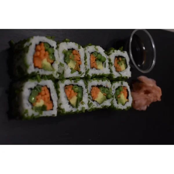Vegetariánského maki s podávanou sojovou omáčkou a zázvorem.